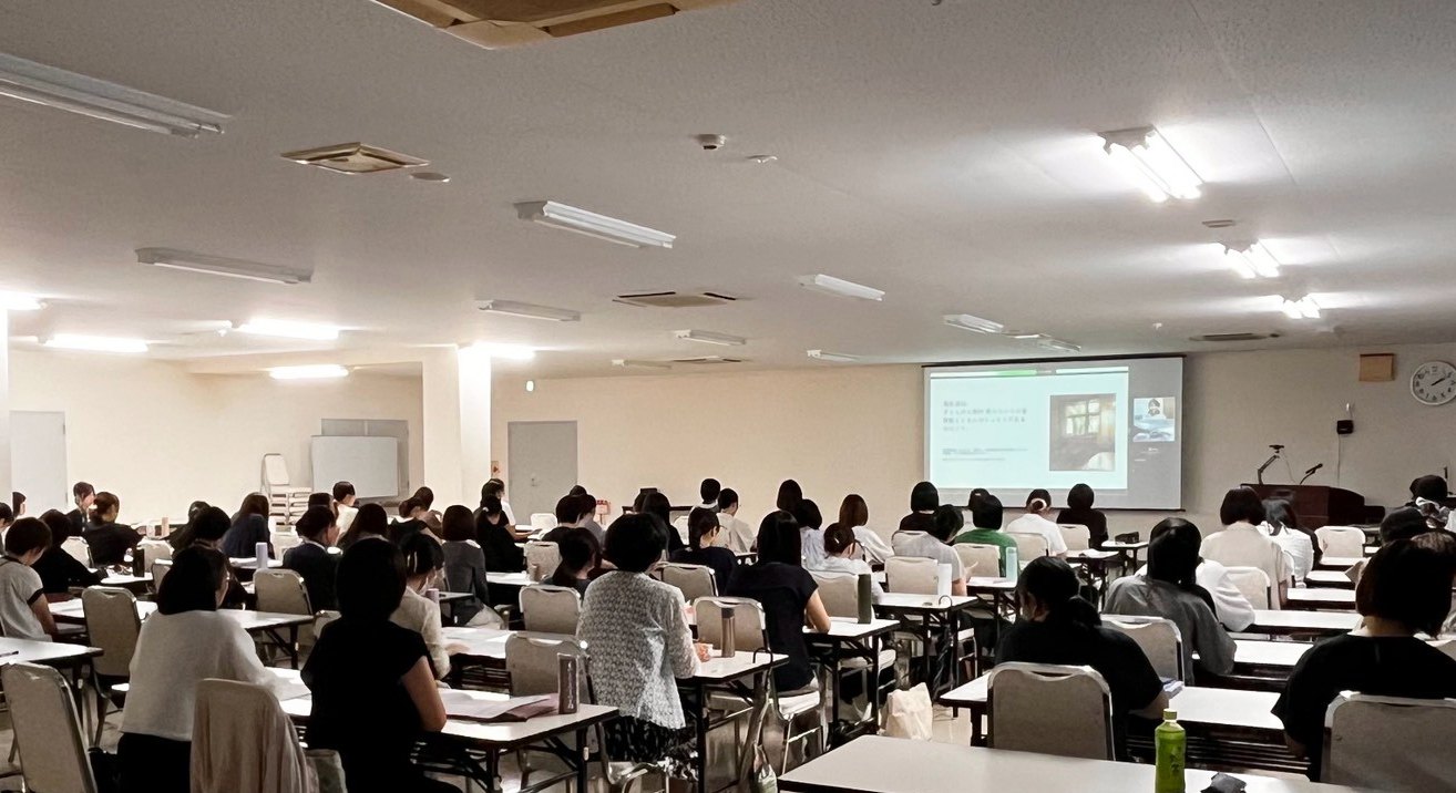 朱鷺会館で開催された出雲市学校保健会養護部会研修会。約70名の養護教諭の先生方が講演を聴いている様子